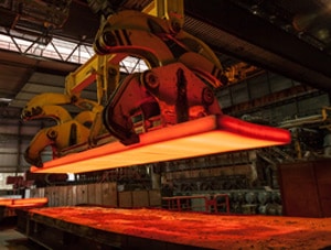 Overhead-crane-in-factory
